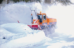 Киев продолжают выкапывать из-под снега 