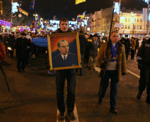 Украинские националисты устроили факельное шествие в центре столицы 