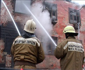 Киевские спасатели эвакуировали из горящего дома 17 человек 