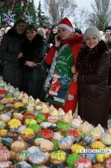 Керчан кормили 150-килограммовым тортиком  