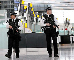 США вводят новые правила досмотра пассажиров в аэропортах 