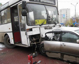 В Донецке столкнулись две легковушки и автобус   