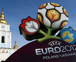УЕФА по-прежнему опасается доверить Евро-2012 Украине и Польше 