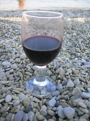 У ялтинской торговки отобрали 300 литров «левого» вина 