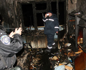 Cпасатели вытащили 28 человек из горящего дома 