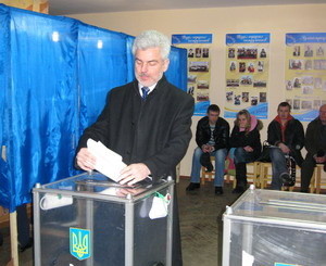 В Ровно одним из первых проголосовал губернатор области 