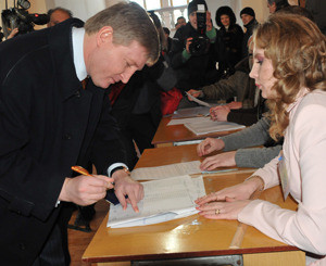 Ринат Ахметов голосовал перед самолетом 