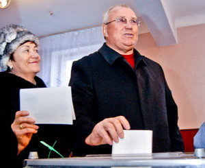 В Запорожье мэр на участке раздавал подарки 