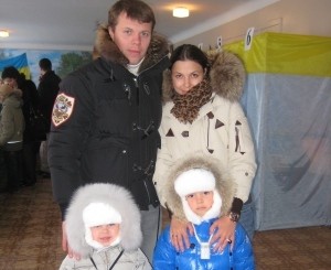 Игроку «Шахтера» Алексею Гаю голосовать помогала младшая дочка 