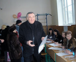Мэр Одессы приехал голосовать в черном джипе и в черной одежде 