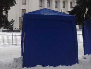 Возле Рады появились синие палатки 