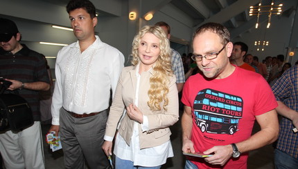 Тимошенко в джинсах и без косы послушала «Братів Гадюкіних»