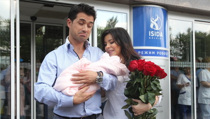 Ани Лорак с новорожденной дочкой Софией выписали из роддома