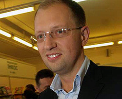 Яценюк в ночь выборов позвал прессу в ресторан 
