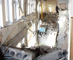 Взрыв больницы в Луганске: Кассир клиники шесть часов ждала под завалами спасателей! [ОБНОВЛЕНО] 