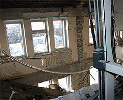 В Луганской больнице рушат стены 
