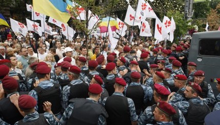На Крещатике правоохранители оттесняют сторонников Тимошенко