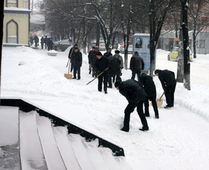 Днепропетровские студенты в промежутках между экзаменами убирают снег 