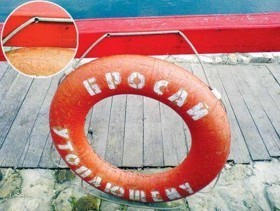 В Ялте прохожие веревками выудили из моря утопающего 