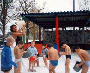 Мелитопольские детсадовцы в мороз обливаются водой 