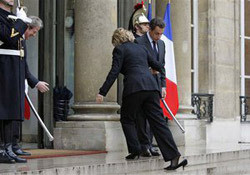 Хиллари Клинтон разулась, увидев Николя Саркози 