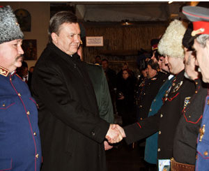 Казаки подарили Януковичу пернач и саблю 
