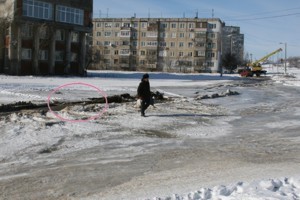 В Керчи машину  засосало под землю 
