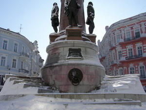Памятник Екатерине уже отмыли 