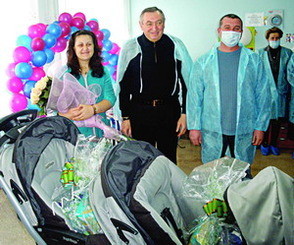 Одесситке подарили единственную в Украине коляску для тройни 