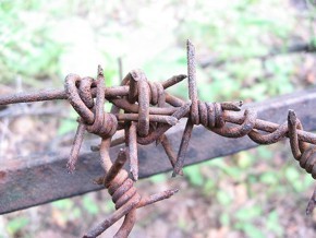 Детскую площадку обнесли колючей проволокой 