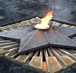 Мэр зажег Вечный огонь 