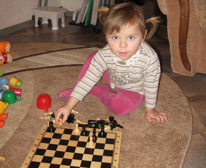 Двухлетняя Маша, запертая на час в квартире, – спасателям: «Дяди, поиграйте со мной в шахматы!» 