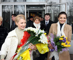 Тимошенко 20 секунд молилась в кабинке для голосования 