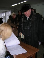 Выбирая Президента, мэр Симферополя проверил авторучку 