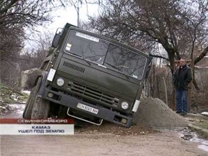 Гружёный КамАЗ провалился под землю 