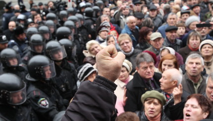Инвалиды - чернобыльцы митингуют под зданием Кабмина, добиваясь увеличения льгот.