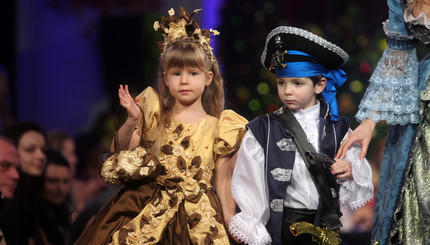 Дети и внуки политиков показали новогодние костюмы