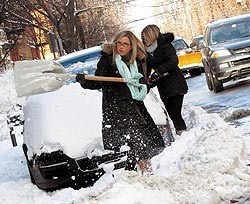 В Черкассах люди чистят снег за 100 гривен   