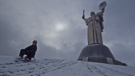 Киев засыпало снегом 