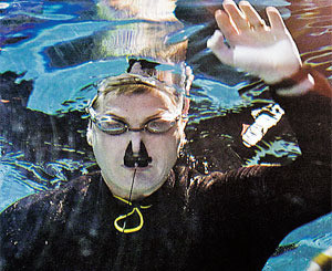 «Человек-лягушка» провел под водой не дыша почти 20 минут 
