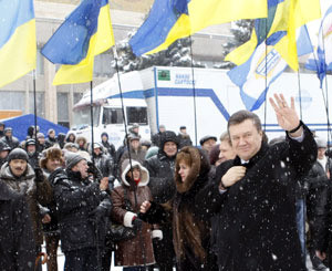Янукович помолится с патриархом и увидит «казацкий» шаг 