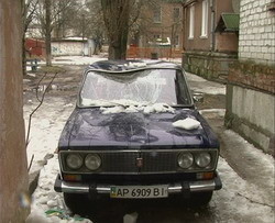В Бердянске снежная глыба разворотила «Жигуль» 