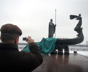 Памятник основателям Киева погубил неубранный снег? 