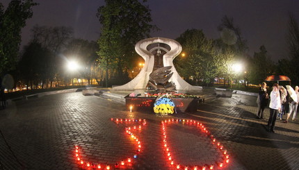 У памятника чернобыльцам в Днепре зажгли свечи