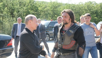 Перед встречей в Крыму с президентом Украины Путин заехал в гости к байкерам