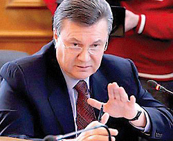 Янукович запретил «вшивым» чиновникам ездить с водителем 