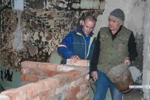 В квартире керченских погорельцев полным ходом идет ремонт 