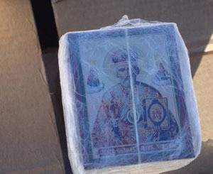 В Луганске на границе задержали 450 икон и 500 крестиков 