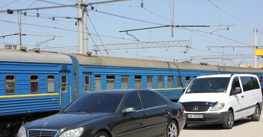 На симферопольском вокзале встретили Аллу Пугачеву и Максима Галкина, который приехали на фестиваль Crimea Musiс Fest