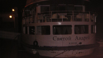 На Киевской набережной пылал катер